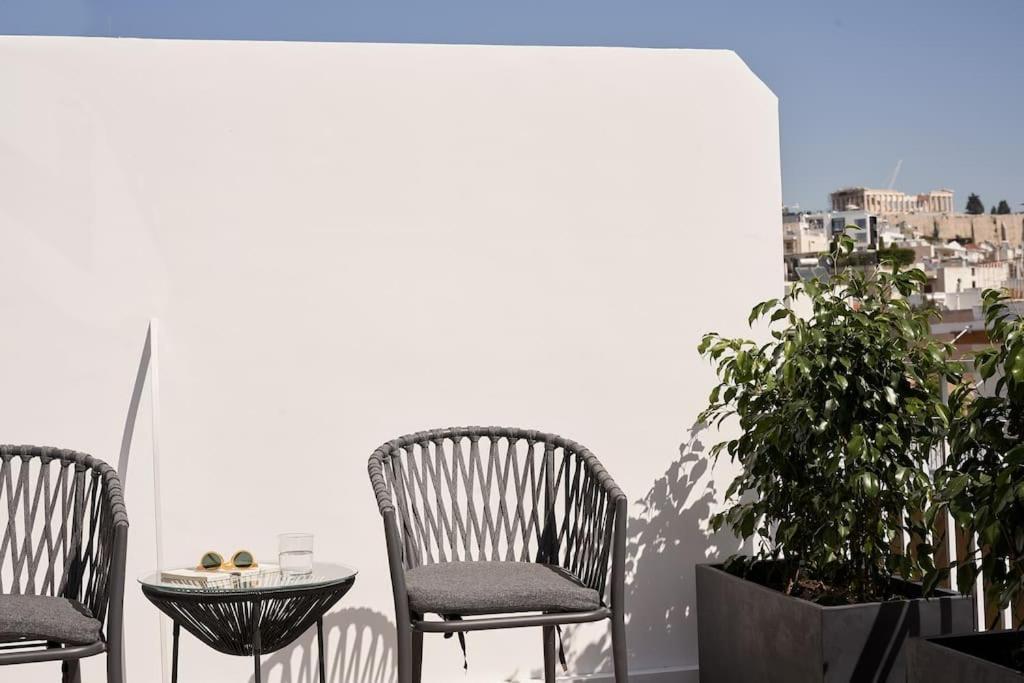 A Sunkissed Retreat Under The Acropolis *