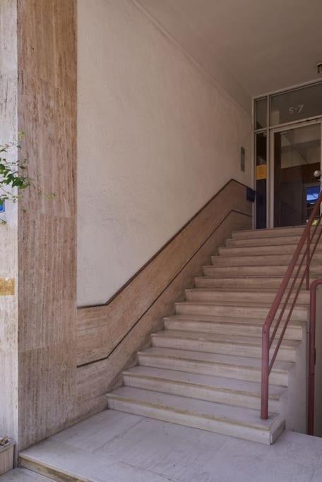 A Sunkissed Retreat Under The Acropolis *